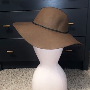 Never worn wool hat with black chain